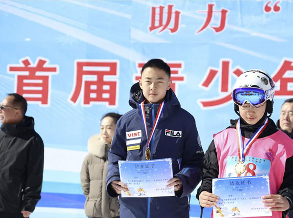 營(yíng)口市首屆青少年高山滑雪、單板滑雪平行項(xiàng)目積分賽圓滿(mǎn)收官——何家溝滑雪場(chǎng)見(jiàn)證冰雪新生代力量崛起！